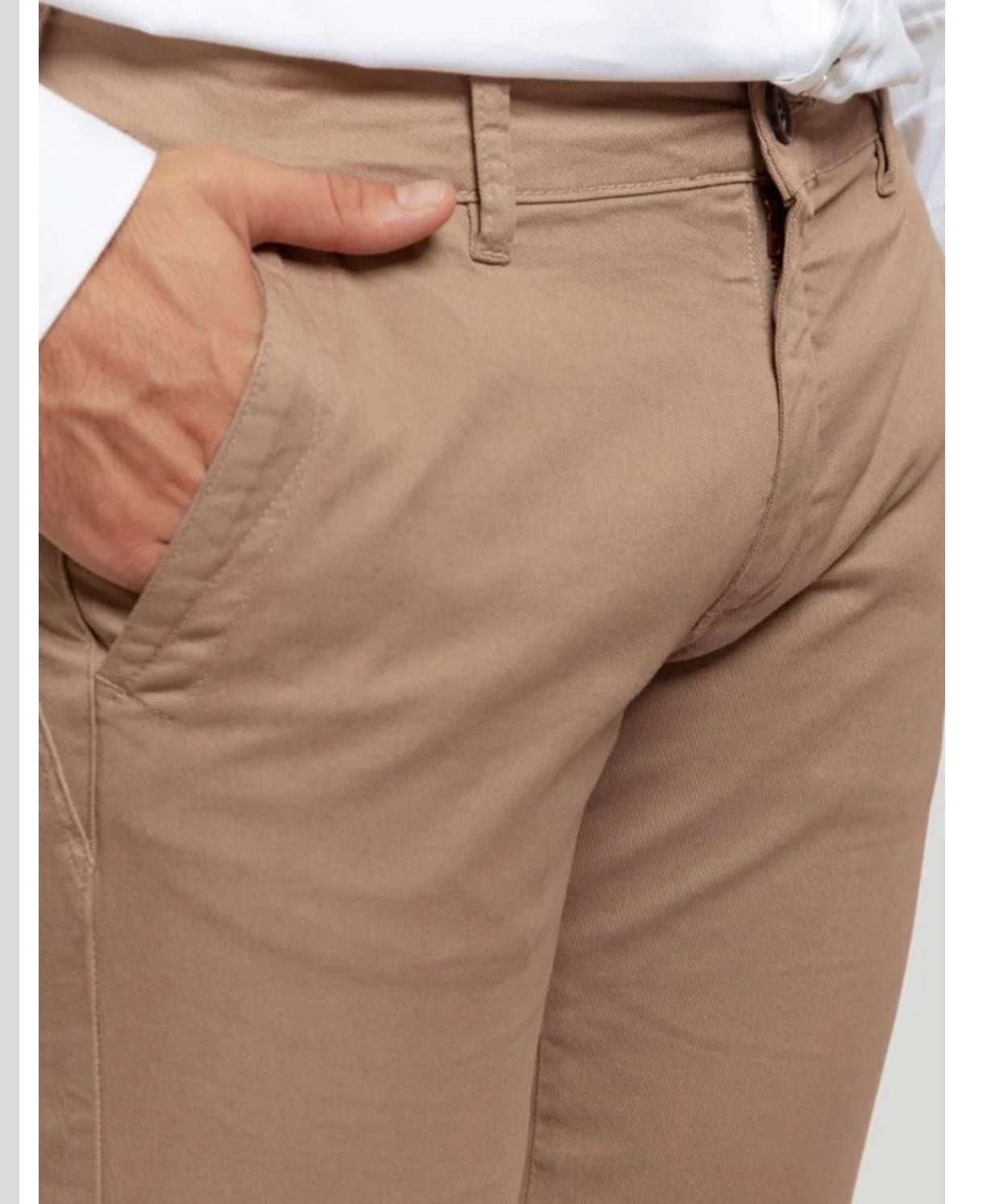 PANTALÓN DE CORTE CHINO