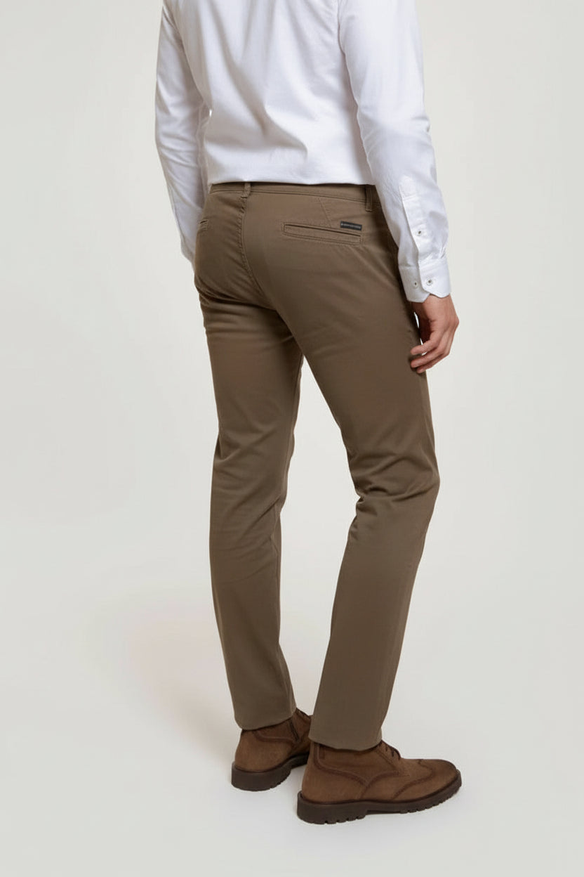PANTALÓN DE CORTE CHINO