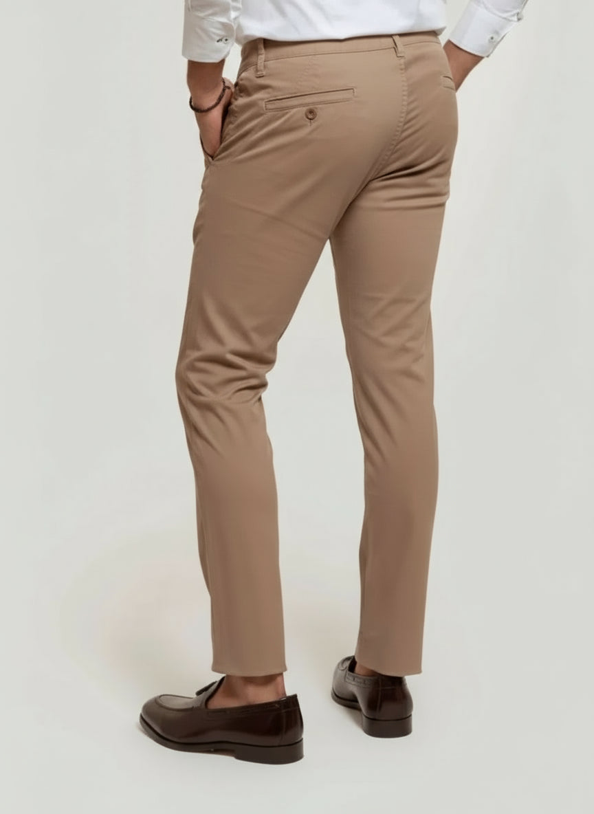 PANTALÓN DE CORTE CHINO